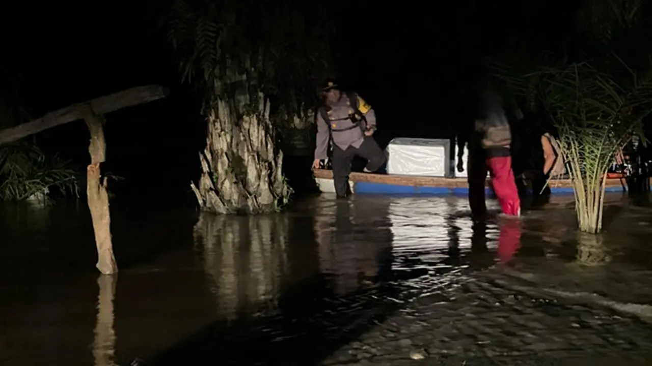 Distribusi logistik Pilkada Rohul hingga malam ke TPS di tengah bencana banjir.