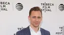 Tak hanya itu saja, Tom Hiddleston sangat sering memperlihatkan keindahan bokongnya dalam drama seri tersebut. Bahkan, warga Inggris menyebutkan dirinya dapat gelar predikat 'Bum'. Bum adalah bokong indah dalam bahasa Inggris. (AFP/Bintang.com)