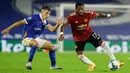 Gelandang Manchester United (MU), Fred berebut bola dengan pemain Brighton Albion, Jayson Molumby dalam lanjutan Piala Liga di Stadion Falmer, Kamis (1/10/2020) dinihari WIB. MU menang 3-0 atas Brighton Albion. (Matt Dunham/Pool via AP)