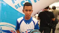 Legenda NBA, Sam Perkins, memberikan bola bertanda-tangan khusus untuk pebasket muda Indonesia. (Bola.com/Andhika Putra)