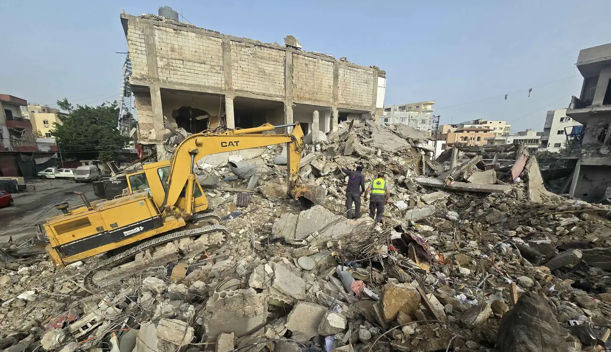 Sementara, 3.750 lainnya sejak eskalasi serangan Israel di Lebanon dimulai pada 2 Maret 2026. Tampak dalam foto, sebuah ekskavator membersihkan puing-puing bangunan yang hancur dari lokasi serangan Israel di wilayah Maarakeh, Lebanon selatan, dekat kota pesisir Tyre pada Sabtu 4 April 2026. (Kawnat HAJU/AFP)