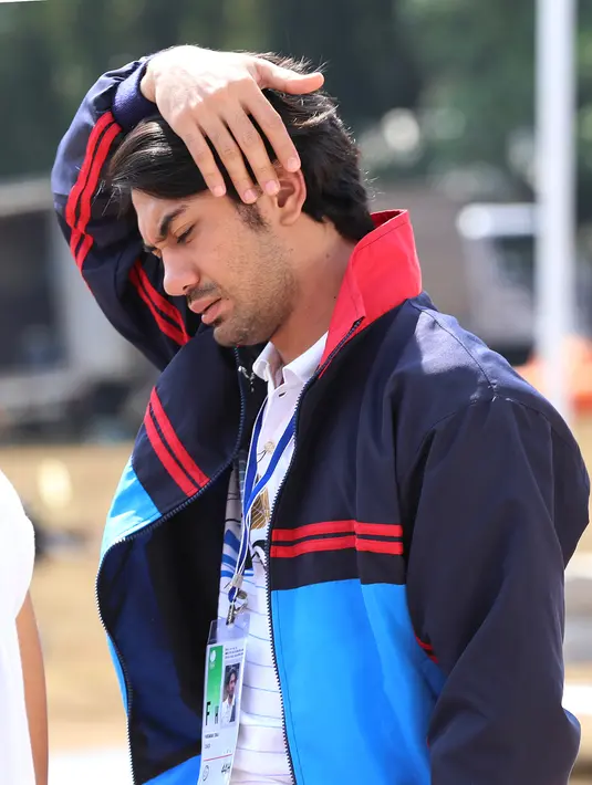 Reza Rahadian yang berperan sebagai pelatih atlet olahraga panahan Indonesia, Donald Pandiangan, dalam film '3 Srikandi'. (Galih W. Satria/Bintang.com)