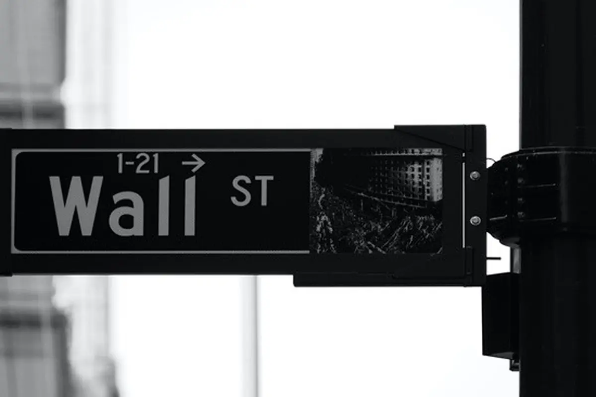 Ilustrasi wall street (Photo by Patrick Weissenberger on Unsplash)
