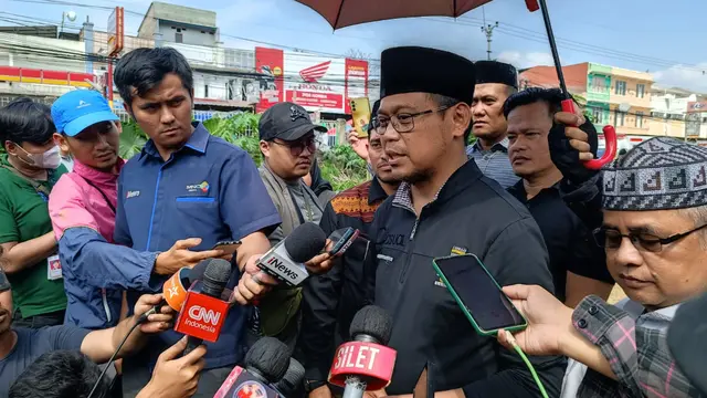 Wakil Wali Kota Depok Imam Budi Hartono di lokasi pemakaman korban kecelakaan bus rombongan SMK Lingga Kencana di TPU Parung Bingung, Depok, Jawa Barat, Minggu (12/5/2024).