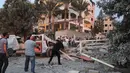 Sedikitnya satu orang tewas dan sembilan lainnya terluka dalam serangkaian serangan udara Israel ke Lebanon Selatan pada Kamis (6/11/2025). Tampak dalam foto, orang-orang memeriksa lokasi bangunan yang hancur akibat serangan udara Israel di desa Teir Debba, Lebanon Selatan, Kamis 6 November 2025. (AP Photo/Mohammad Zaatari)
