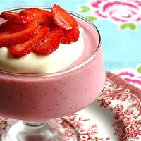 Malam minggu dan malas keluar rumah? Kamu bisa bereksperimen dengan stroberi untuk membuat dessert ciamik ini!