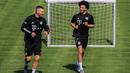 Leroy Sane dan Niklas Suele mengikuti sesi latihan Bayern Munchen di Munich, Jerman (14/7/2020). Munchen mendatangkan Leroy Sane dari Manchester City dengan kontrak berdurasi lima tahun hingga 2025 mendatang, seperti diumumkan oleh klub Bundesliga tersebut pada 3 Juli. (Xinhua/Philippe Ruiz)