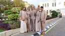 Sarah Sechan, Irgi Fahrezi dan Alika Jantinia turut serta bintangi web series Santri Pilihan Bunda. Sarah Sechan dan Irgi Fahrezi diketahui berperan sebagai orang tua Naura Ayu (Aqila Shaqueena). Foto-foto di balik layar bikin netizen semakin tak sabar untuk menyaksikan web series tersebut. Totalitas, para pemain mengenakan busana senada saat scene pernikahan Naura dan Fadi. (Liputan6.com/IG/@fadialaydrus)