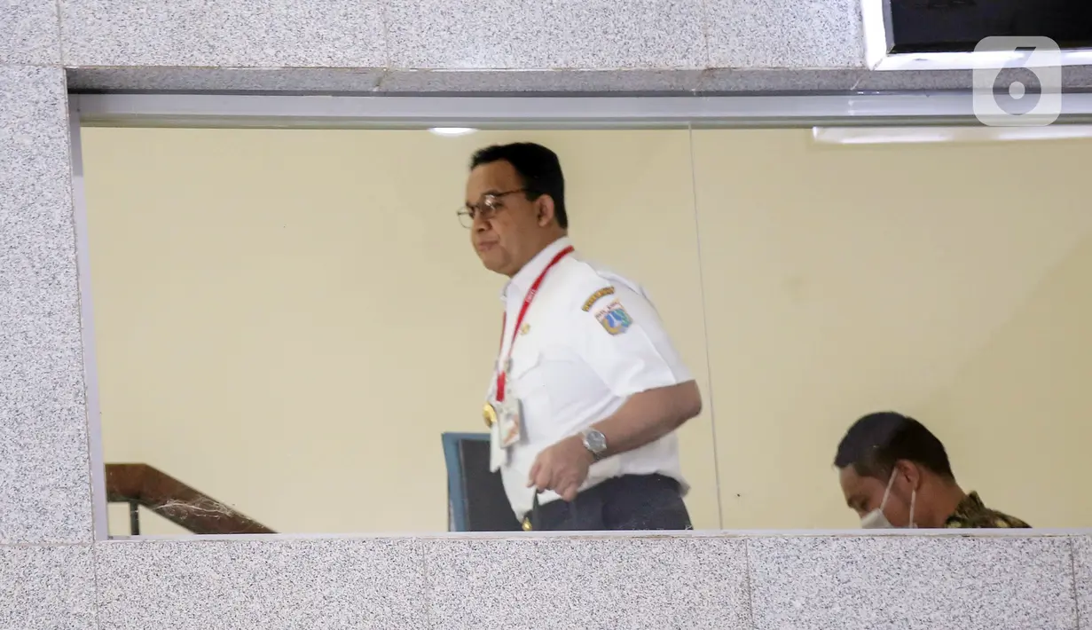 Gubernur DKI Jakarta Anies Baswedan berjalan untuk menjalani pemeriksaan di Gedung KPK, Jakarta, Rabu (7/9/2022). Anies Baswedan dipanggil untuk menjalani pemeriksaan terkait laporan dugaan korupsi pada penyelenggaraan Formula E Jakarta. (Liputan6.com/Faizal Fanani)