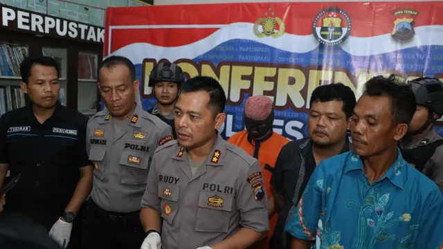 Barang bukti emas imitasi bergambar wajah Sukarno dan uang ratusan ribu untuk memperdaya korban. (Dok Polres Kebumen/Galoeh Widura/Liputan6.com)