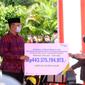 Wakil Presiden Ma'ruf Amin menyerahkan santunan program BPJS Ketenagakerjaan (BPJAMSOSTEK) senilai Rp443 miliar yang secara simbolis diterima oleh Gubernur Nusa Tenggara Barat (NTB) Zulkieflimansyah.