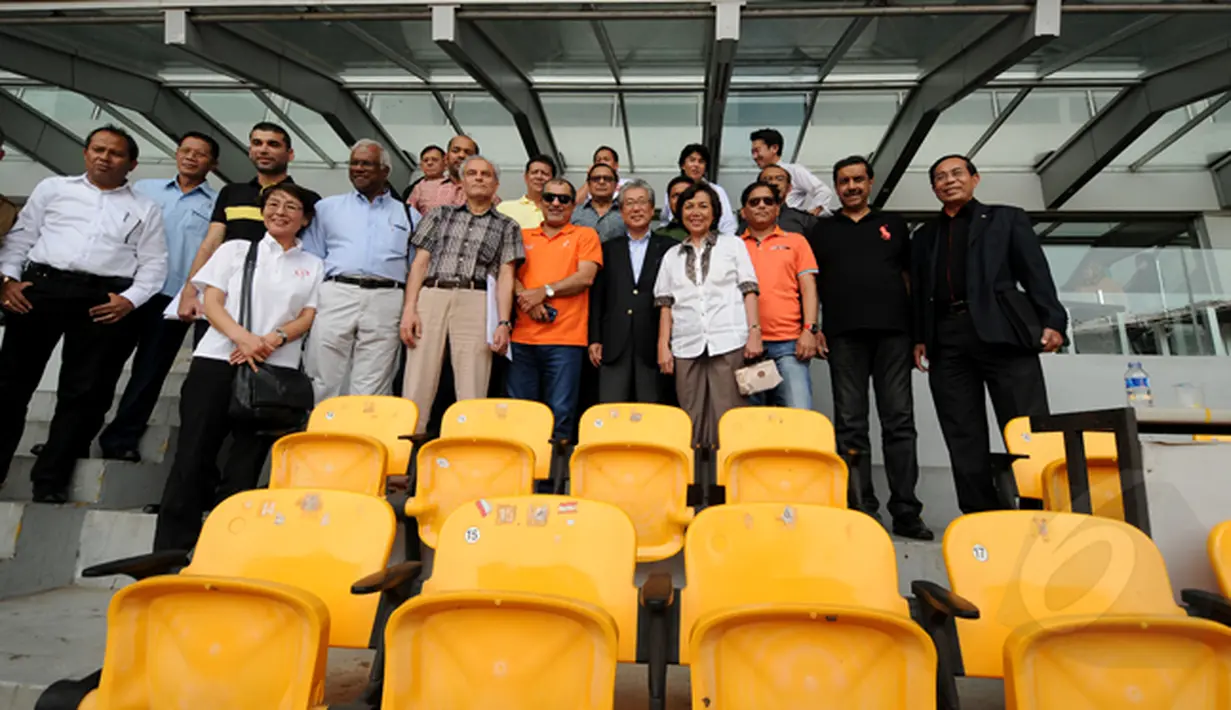Delegasi Olympic Council of Asia (OCA) berfoto bersama di tribun VIP Gelora Bung Karno, Jakarta, Senin (26/1/2015). Delegasi OCA meninjau beberapa tempat penyelenggaraan Asian Games 2018 di sekitar Gelora Bung Karno. (Liputan6.com/Helmi Fithriansyah)