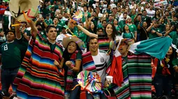 Suporter Meksiko bersorak sambil mengenakan pakaian tradisional dalam laga persahabatan antara Meksiko dengan Skotlandia di Stadion Azteca, Mexico City, Meksiko, Sabtu (2/6). Meksiko menang 1-0. (AP Photo/Eduardo Verdugo)