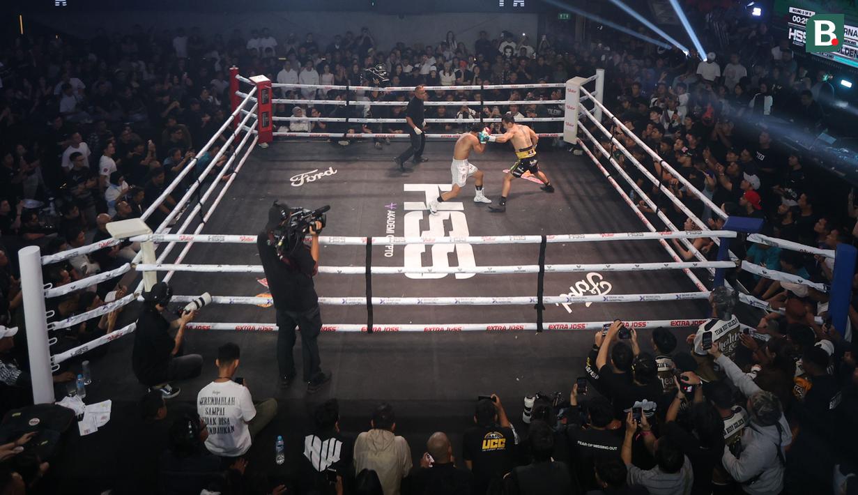 Suasana pertarungan antara Rudy Golden Boy melawan Paris Pernandes pada laga HSS Series 6 di W Superclub Gatsu, Jakarta, pada Senin (10/11/2025) dini hari WIB. (Bola.com/M Iqbal Ichsan)