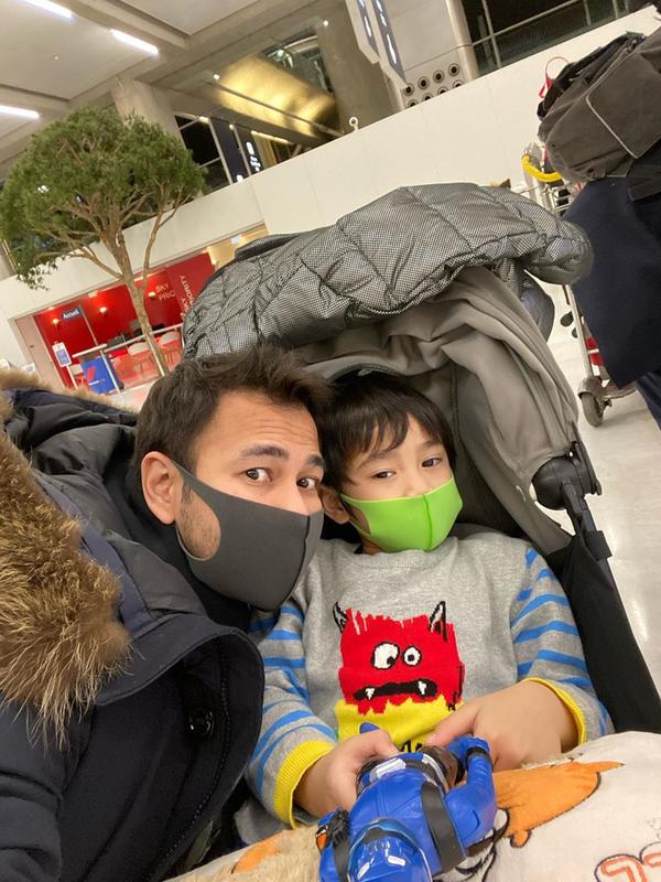 Khawatir virus Corona yang sedang ramai, Raffi dan Nagita pakai masker saat liburan. (Sumber: Instagram/@raffinagita1717)