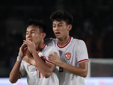 Usaha Indonesia untuk mempertahankan gelar AFF U-16 pupus setelah Timnas Indonesia U-16 kalah 3-5 dari Australia pada laga semifinal Piala AFF U-16 2024 di Stadion Manahan, Solo, Senin (1/7/2024) malam WIB. Tim asuhan Nova Arianto sebenarnya sempat unggul terlebih dahulu saat laga baru berjalan empat menit lewat gol tandukan kepala Zahaby Gholy. Petaka bagi tuan rumah datang saat Raihan Apriansyah diusir wasit pada menit ke-28 akibat akumulasi dua kartu kuning yang akhirnya amat menentukan hasil akhir laga. (Bola.com/Abdul Aziz)