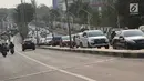 Kepadatan arus lalu lintas di jembatan layang jalan Gerbang Pemuda akibat penutupan sebagian ruas jalan Gatot Subroto depan Gedung MPR/DPR/DPD RI, Jakarta, Rabu (25/9/2019). Penutupan ini untuk mengantisipasi unjuk rasa susulan. (Liputan6.com/Helmi Fithriansyah)