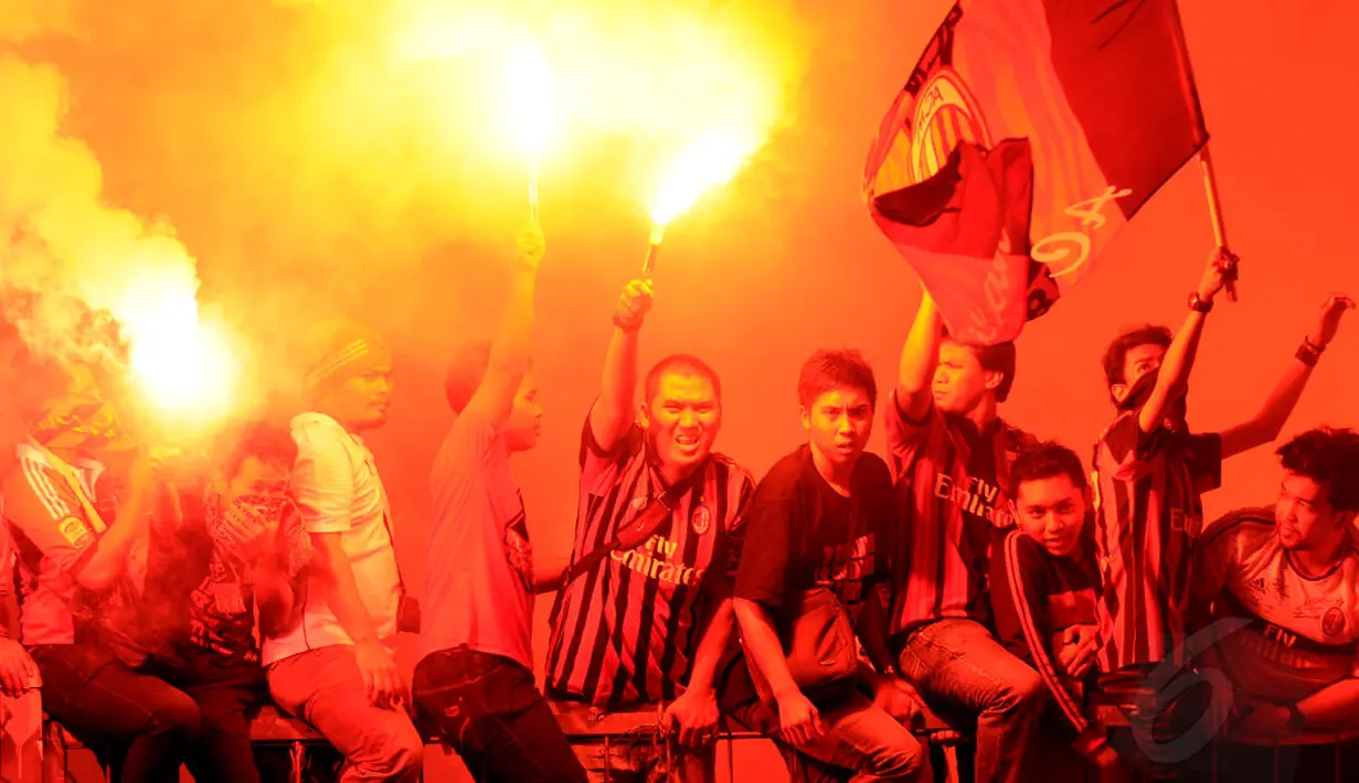 Usai menyaksikan laga Legenda Indonesia vs World Football Legends, para milanisti menyalakan kembang api dan menyanyikan yel-yel klub AC Milan, (7/6/2014). (Liputan6.com/Helmi Fithriansyah)