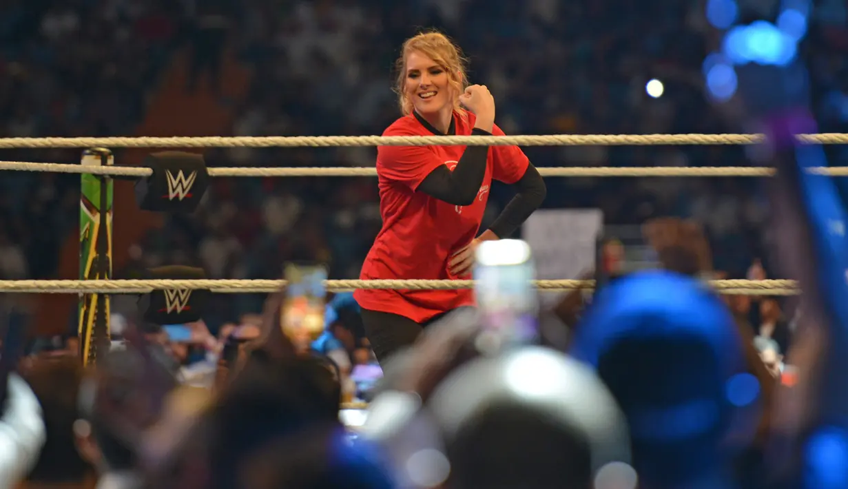 Pegulat Lacey Evans (merah) bertanding melawan Natalya Neidhart pada pertarungan World Wrestling Entertainment (WWE) untuk perempuan di Stadion Internasional King Fahd, Riyadh, 31 Oktober 2019. Kerajaan Arab Saudi untuk pertama kalinya menggelar pertandingan gulat WWE perempuan (Fayez Nureldine/AFP)