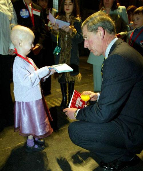 Hayley saat bertemu dengan Pangeran Charles dalam acara Woman’s Own Children of Courage Awards | foto: copyright metro.co.uk