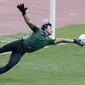 Kiper Timnas Indonesia, Muhammad Ridho, saat mengikuti sesi latihan di Stadion Wibawa Mukti, Jawa Barat, Sabtu (3/11). Latihan ini merupakan persiapan jelang Piala AFF 2018. (Bola.com/M Iqbal Ichsan)