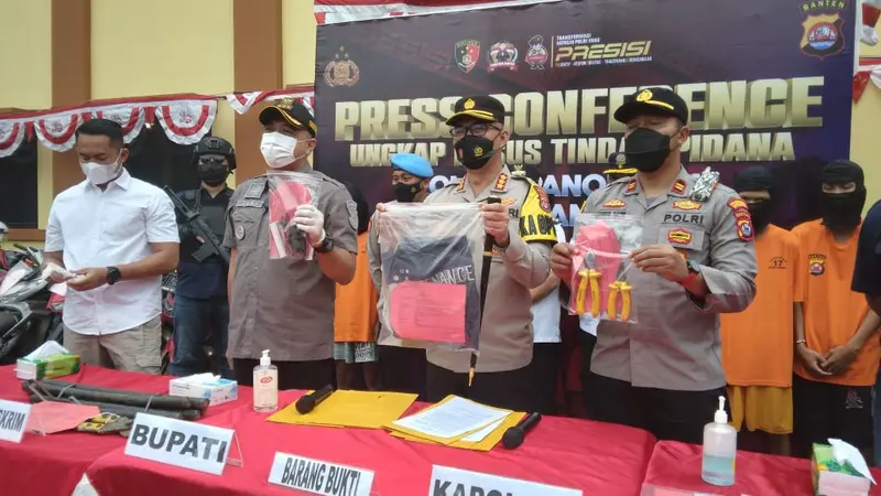 Dua orang pengangguran berinisial AMC dan WA ditangkap Polisi karena kasus pencurian puluhan sepeda motor di Tangerang.(Liputan6.com/Pramita Tristiawati)