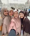 Shireen Sungkar, Ria Miranda, Dara Arafah, dan Natasha Rizki tampil dengan kerudung bernuasa erath tone dan tampil tanpa makeup. Credit: Instagram (@shireensungkar)
