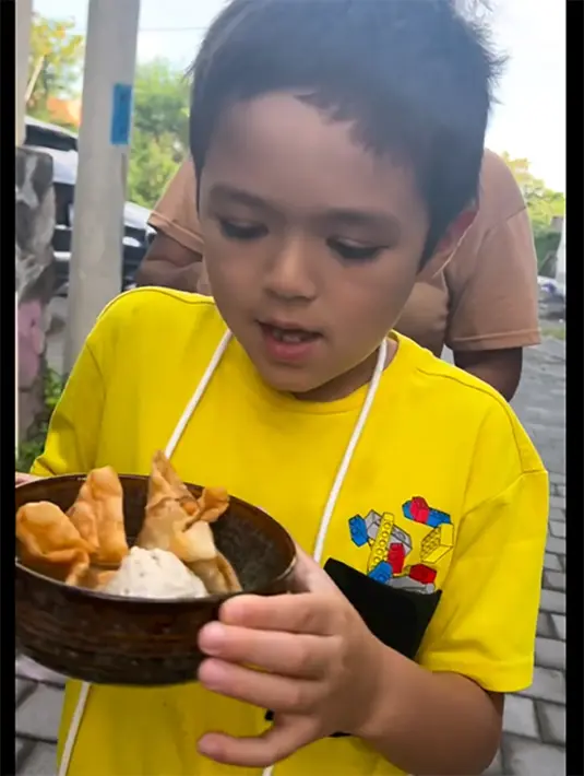 "Keren mbak jedar.... Mengajarkan kesederhanaan.... Kalian kluarga bahagia," tulis tikabrancid. "Keren ini menjaga anak agar rendah hati dan melihat kehidupan orang lain," tulis hamzah_diah. [Instagram/inijedar]