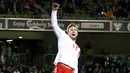Pemain Denmark, Nicklas Bendtner merayakan gol timnya ke gawang Republik Irlandia pada partai kedua play-off zona Eropa di Stadion Aviva, Rabu (15/11). Denmark melaju ke putaran final Piala Dunia 2018 usai menang 5-1. (Niall Carson/PA via AP)