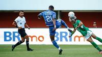 Benturan antara winger PSS Sleman, Kei Sano (hijau) dengan pemain PSIS Semarang, Boubacary Diarra dalam lanjutan BRI Liga 1 2023/2024, Jumat (21/7/2023). (Dok. PSS Sleman)