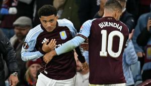 Gelandang Aston Villa asal Argentina #10, Emiliano Buendia (kanan), meninggalkan lapangan setelah digantikan oleh gelandang Aston Villa asal Inggris #19, Jadon Sancho, dalam pertandingan Phase League&nbsp;Liga Europa antara Aston Villa dan Bologna di Villa Park, Birmingham, Inggris tengah, pada 25 September 2025. (JUSTIN TALLIS/AFP)
