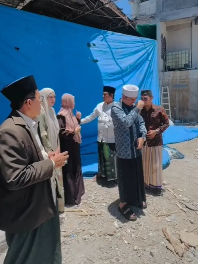 6 Potret April Jasmine dan Ustaz Solmed Kunjungi Ponpes Al Khoziny Pasca Ambruk