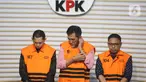 Tiga tersangka baru terkait kasus dugaan tindak pidana korupsi pembangunan Rumah Sakit Umum Daerah (RSUD) Kolaka Timur (Koltim) di antaranya Hendrik Permana, ketua Tim Kerja Sarana Prasarana Alat Labkesmas Kemenkes; Aswin Griksa Fitranto, Direktur Utama PT Griksa Cipta; dan Yasin, pegawai Bappenda Provinsi Sulawesi Tenggara yang dikenal sebagai orang kepercayaan Bupati Koltim Abdul Azis (dari kiri ke kanan) dihadirkan dalam rilis penahanan di gedung Merah Putih Komisi Pemberantasan Korupsi (KPK), Jakarta, Senin (24/11/2025). Komisi Pemberantasan Korupsi (KPK) resmi menahan tiga tersangka baru dalam kasus dugaan tindak pidana korupsi pembangunan Rumah Sakit Umum Daerah (RSUD) Kolaka Timur (Koltim). (Liputan6.com/Helmi Fithriansyah)