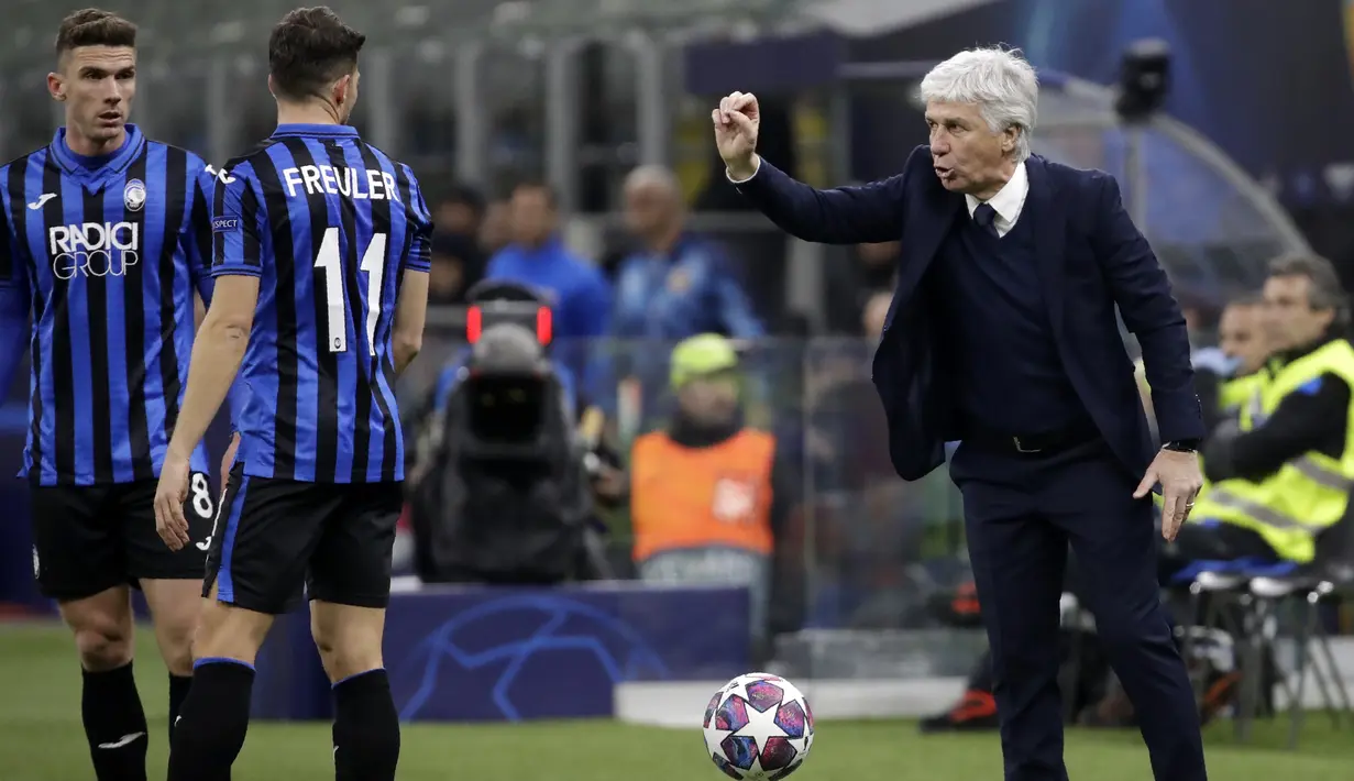 Pelatih Atalanta, Gian Piero Gasperini (kanan) menginstruksikan Robin Gosens dan Remo Freuler saat bertanding melawan Valencia pada leg pertama babak 16 besar Liga Champions di stadion San Siro di Milan, Italia, Rabu, (19/2/2020). Atalanta menang telak atas Valencia 4-1.  (AP Photo/Luca Bruno)