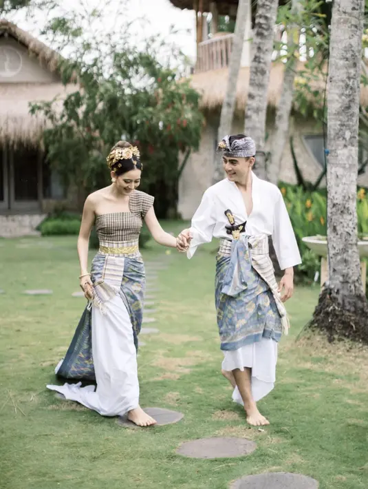 Keduanya sama-sama memakai kain kombinasi motif polos dan Bali. Tak lupa aksesori seperti ikat kepala atau udeng dan hiasan kepala warna gold yang dipakai Laura. [Foto: @laura_theux]