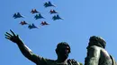 Pesawat Jet militer Rusia terbang dalam formasi selama parade Hari Kemenangan menandai ulang tahun ke-71 dari kemenangan atas Nazi Jerman dalam Perang Dunia II, di Lapangan Merah di Moskow, Rusia, (9/5). (REUTERS/Sergei Karpukhin)