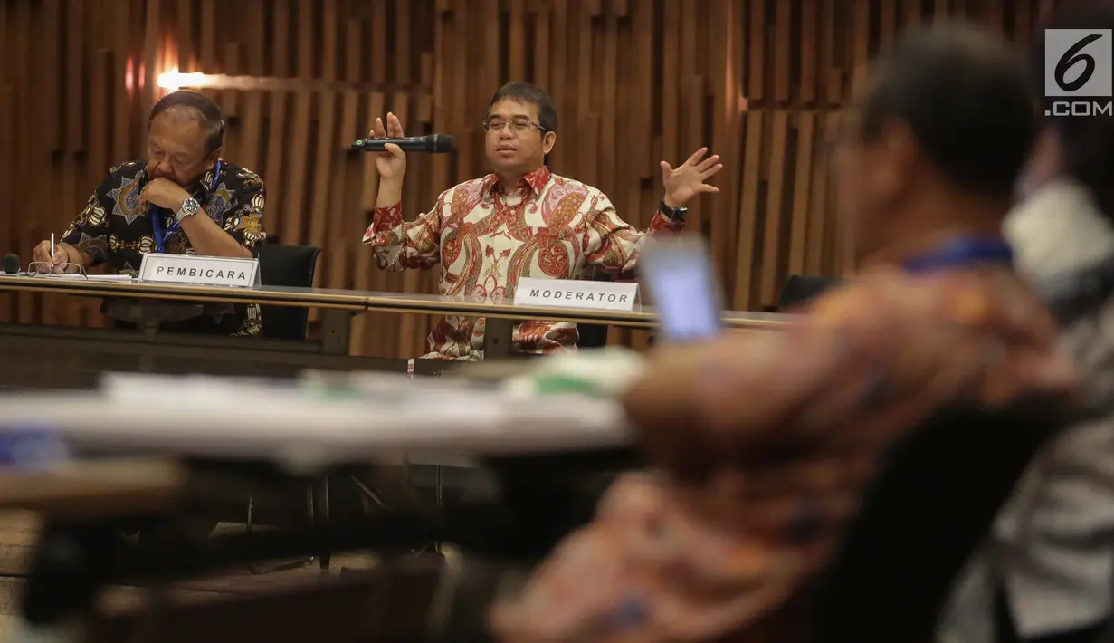 Kepala Unit Kerja Presiden untuk Pembinaan Ideologi Pancasila (UKP-PIP) Yudi Latief (tengah) saat menjadi pembicara dalam workshop ATVI 2018 di Gedung SCTV Tower, Jakarta, Selasa (16/1). (Liputan.com/Faizal Fanani)