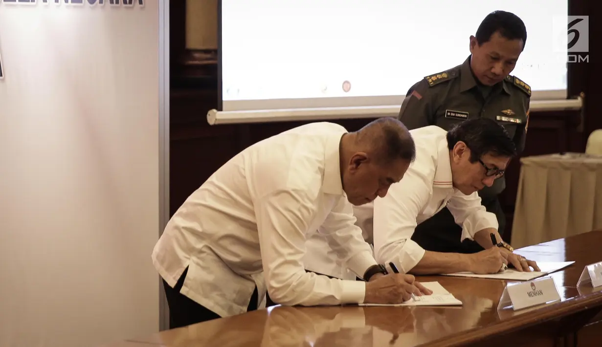 Menkumham Yasonna Laoly (kanan) dan Menteri Pertahanan Ryamizard Ryacudu saat MoU pelaksanaan program bela negara dengan Menkumham di Kementerian Pertahanan, Jakarta, Rabu (21/6). (Liputan6.com/Faizal Fanani)