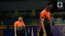Ganda putra Indonesia, Fajar Alfian/Muhammad Rian Ardianto, terlihat lelah saat melawan pasangan Malaysia, Aarron Chia/Soh Wooi Yik pada final bulutangkis beregu putra SEA Games 2019 di Multinlupa Sport Center, Rabu (4/12/2019). Fajar / Rian kalah 17-21 dan 13-21. (Bola.com/M Iqbal Ichsan)