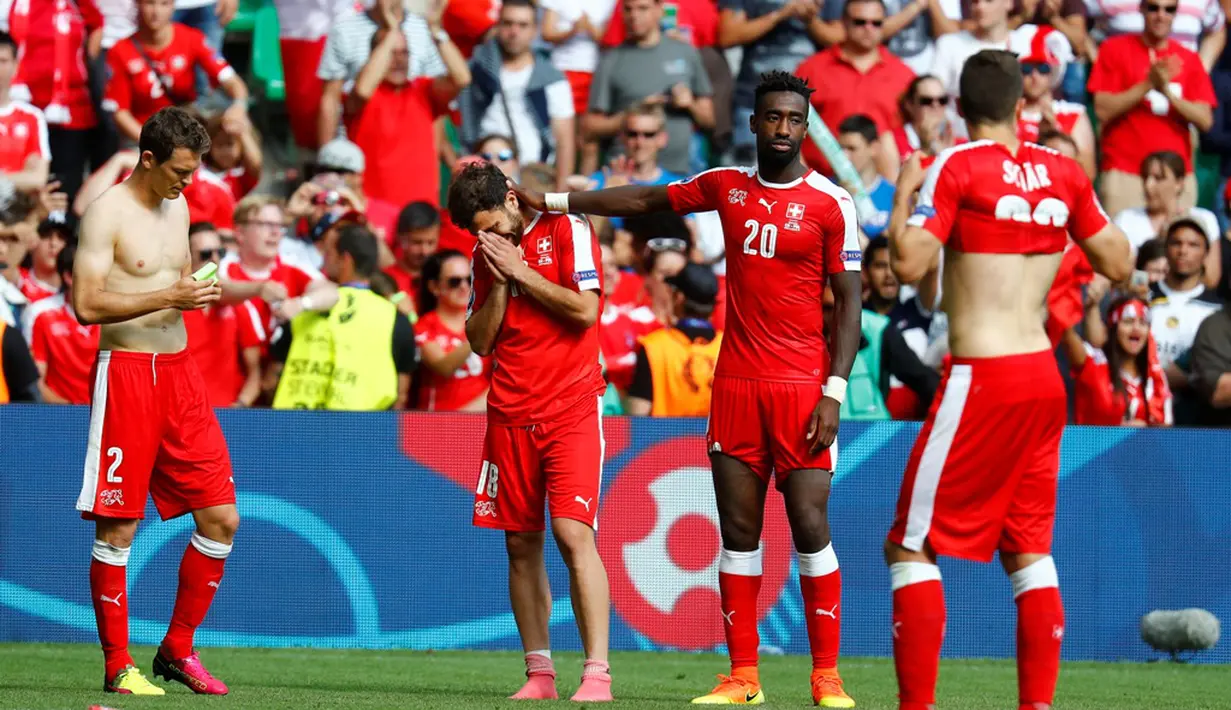 Ekspresi kesedihan pemain Swiss setelah kalah adu penalti dari Polandia pada babak 16 besar Piala Eropa 2016 di Stade Geoffroy-Guichard, Saint-Etienne, (25/6/2016). (Reuters/Kai Pfaffenbach)