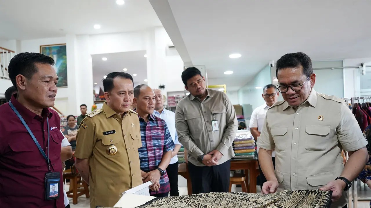 Kunjungi Galeri Ulos Sianipar, Mendag Budi Santoso Dukung Promosi Ekspor UMKM Berbasis Kearifan Lokal