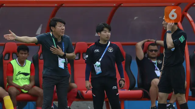 Foto: Ekspresi Coach Shin Tae-yong yang Kesal dengan Keputusan Wasit saat Timnas Indonesia Bertemu Filipina di SEA Games 2021