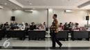 Tim veritifikator menunggu para pendaftar calon perorangan untuk pasangan cagub Pilkada DKI Jakarta, Rabu (3/8). KPUD DKI Jakarta resmi membuka pendaftaran untuk pasangan cagub dan cawagub Pilkada DKI lewat jalur perseorangan. (Liputan6.com/Yoppy Renato)