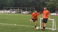 Marc Klok dan Marco Motta saat sesi latihan Persija. (Bola.com/Zulfirdaus Harahap)