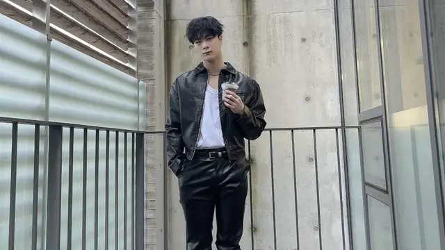 Mengenang Moonbin ASTRO, begini tampilannya saat mengenakan pakaian hitam (Foto: Instagram/moonbinofastro)