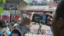 Seorang Pria sedang mengabadikan gambar pada saat penyegelan Mal Tebet Green, Jakarta, Kamis (23/7/15). Kata salah satu Karyawan Tebet Green, Mal ini sudah berkali-kali disegel. (Liputan6.com/Herman Zakharia)
