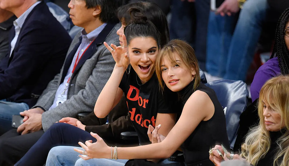 Dilansir dari HollywoodLife, Kendall Jenner adalah salah satu dari orang pertama yang mendengar kabar bahagia tersebut. (HelloGiggles)