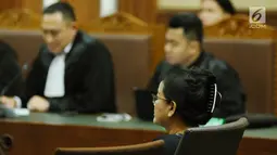 Terdakwa kasus pemberian keterangan palsu di sidang e-KTP, Miryam S Haryani saat menjalani sidang putusan di Pengadilan Tipikor Jakarta, Senin (13/11). Miryam divonis lima tahun penjara dan denda Rp 200 juta. (Liputan6.com/Helmi Fithriansyah)