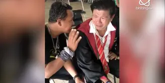 Andika Kangen Band kembali menjadi buah bibir di media sosial. Video Andika tengah menangis sesegukan mencuri perhatian warganet karena hal baru yang terjadi pada Andika. Vokalis Kangen Band tersebut menangis di tengah break syuting.