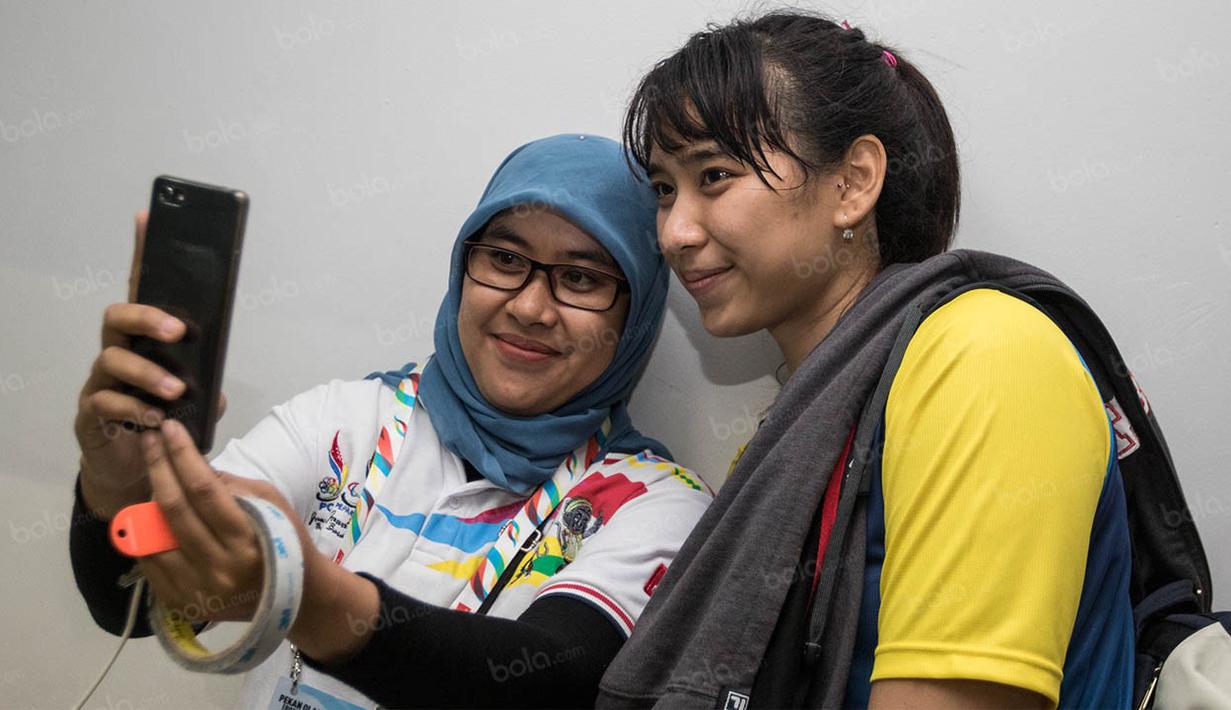 Pevoli Jawa Barat, Yolla Yuliana, dengan ramah melayani permintaan fans yang memintanya untuk foto bareng saat PON XIX di GOR Sabilulungan, Bandung, Jawa Barat, Rabu (21/9/2016). (Bola.com/Vitalis Yogi Trisna) 